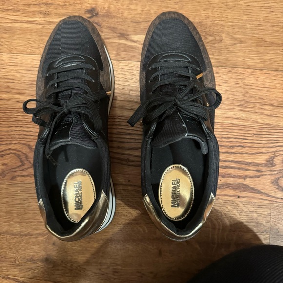 Michael Kors Sneakers - Picture 2 of 6